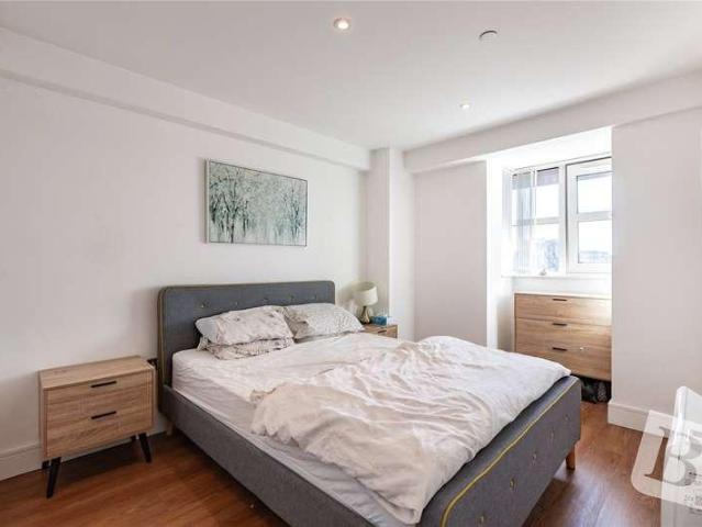 Flat for sale in Romford, Rush Green