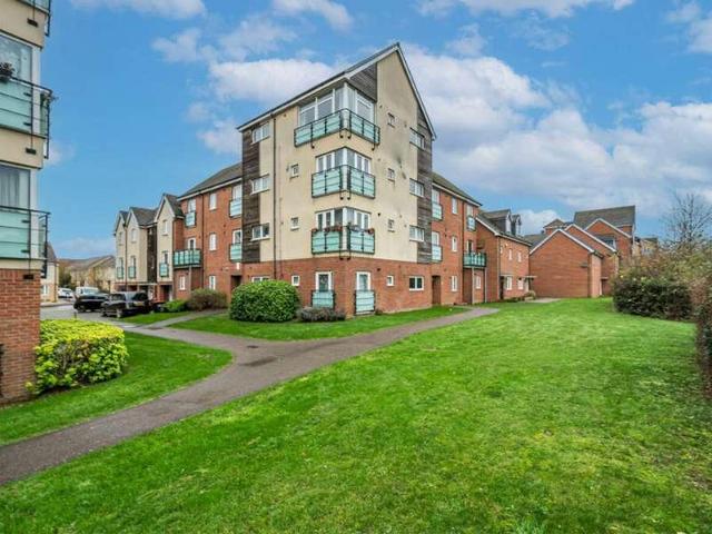 Flat for sale in Dunstable, Bedfordshire