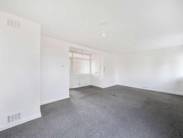 Flat for sale in Wallington, Greater London