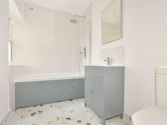 Flat for sale in Rose Hill, Pachesham Park
