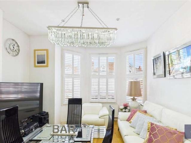Flat for sale in Streatham Hill, Greater London
