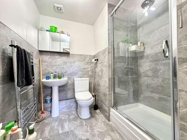 Flat for sale in Oakhill, Shenley Church End