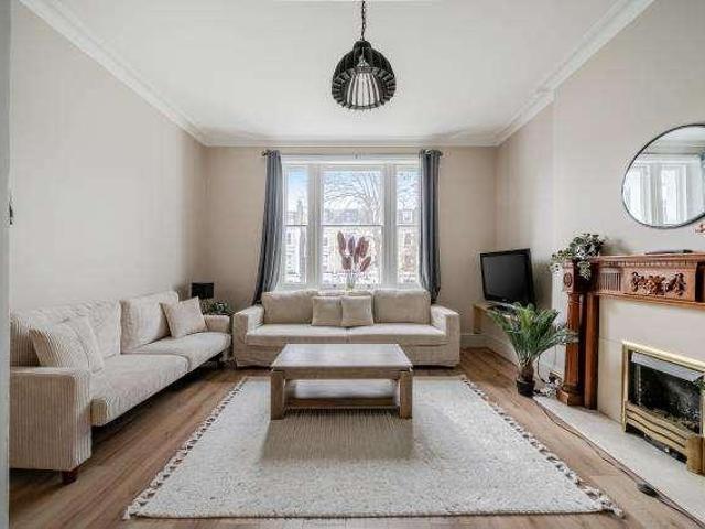 Flat for sale in Kensington, Greater London