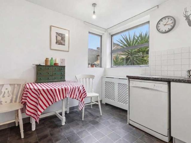 Flat for sale in Bromley-by-Bow, Bow