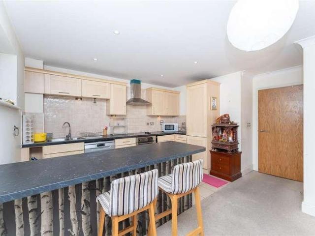 Flat for sale in Yiewsley, Greater London