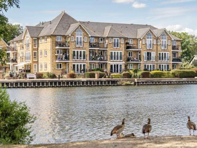 Flat for sale in Lower Halliford