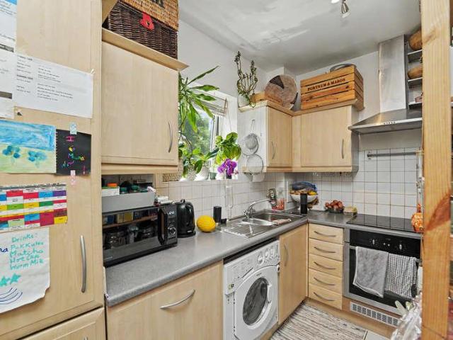 Flat for sale in Isle Of Dogs, Greater London