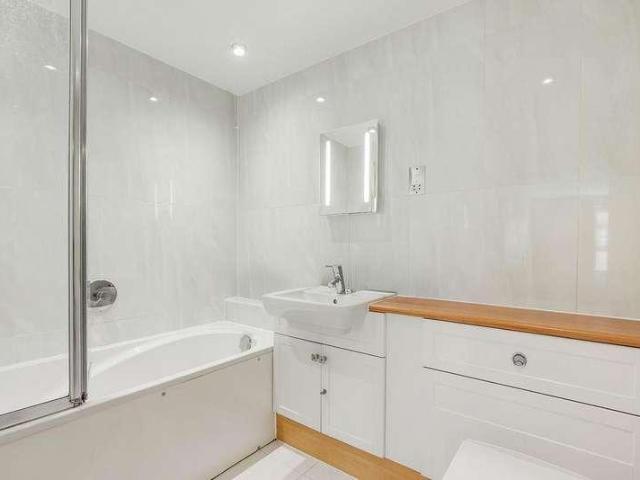 Flat for sale in Battersea, Greater London