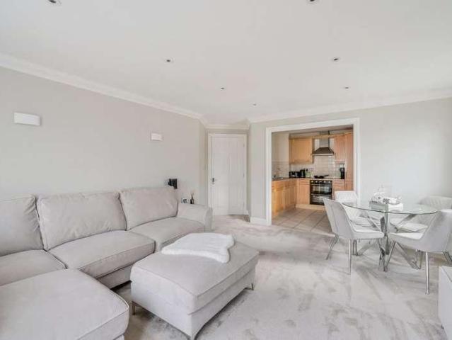 Flat for sale in Stoneleigh, Ewell