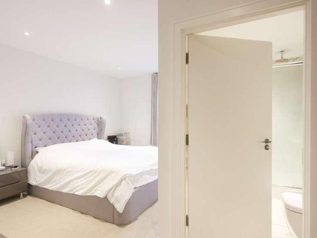 Flat for sale in London Borough of Hounslow, Greater London