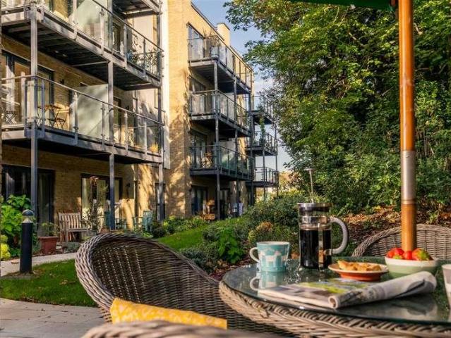 Flat for sale in Bromstone, Acol
