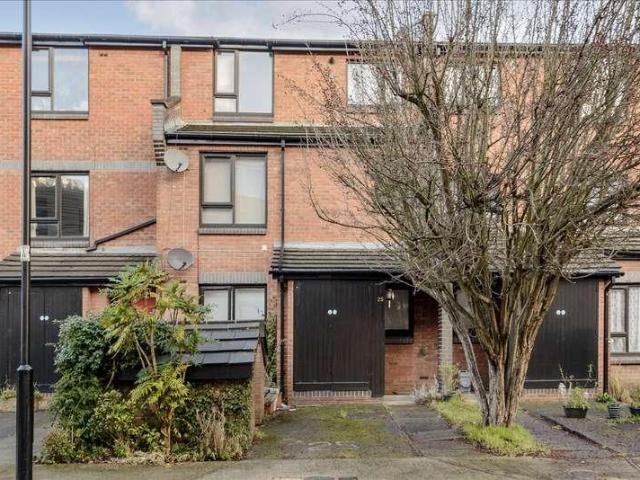 Flat for sale in Shepherd's Bush, Greater London