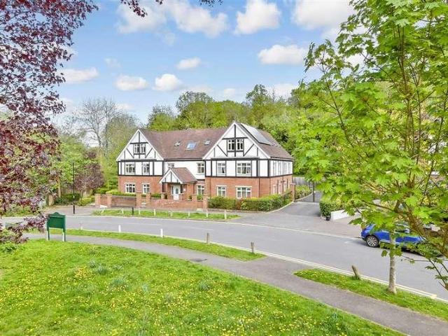 Flat for sale in London Borough of Croydon, Kenley