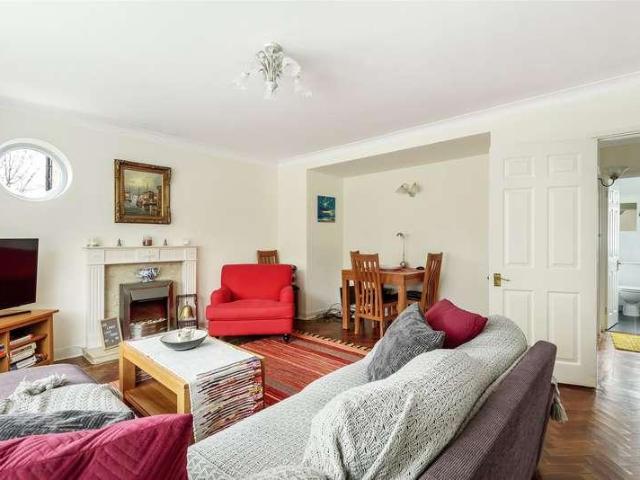 Flat for sale in Worcester Park, Greater London