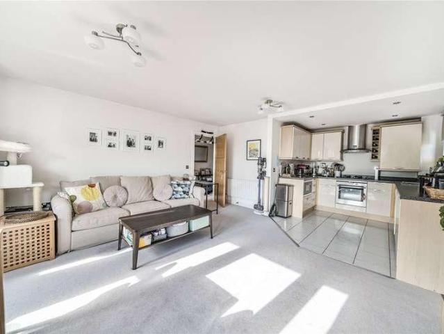 Flat for sale in Surbiton, Surbiton