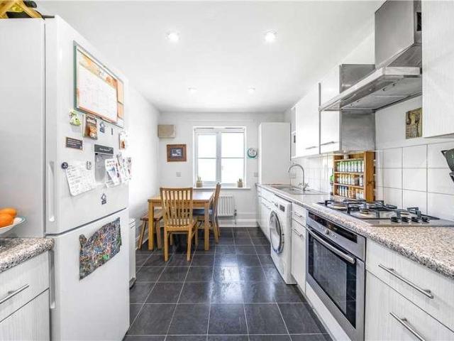 Flat for sale in London Borough of Ealing, Perivale