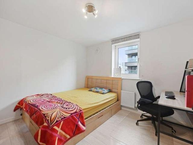 Flat for sale in Lane, Greater London