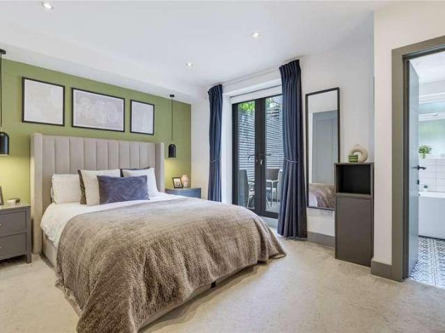 Flat for sale in Clapham Junction, Greater London
