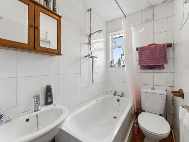 Flat for sale in Streatham Hill, Greater London