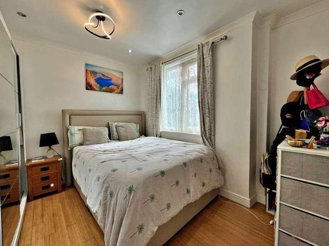 Flat for sale in London Borough of Ealing, Greenford