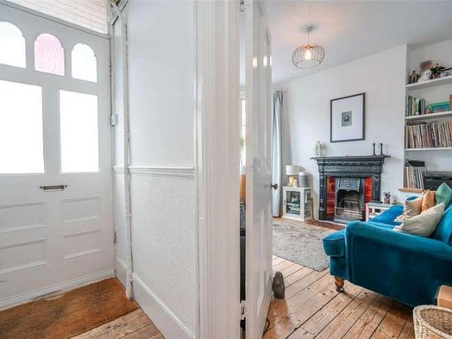 Flat for sale in Hornsey, Greater London