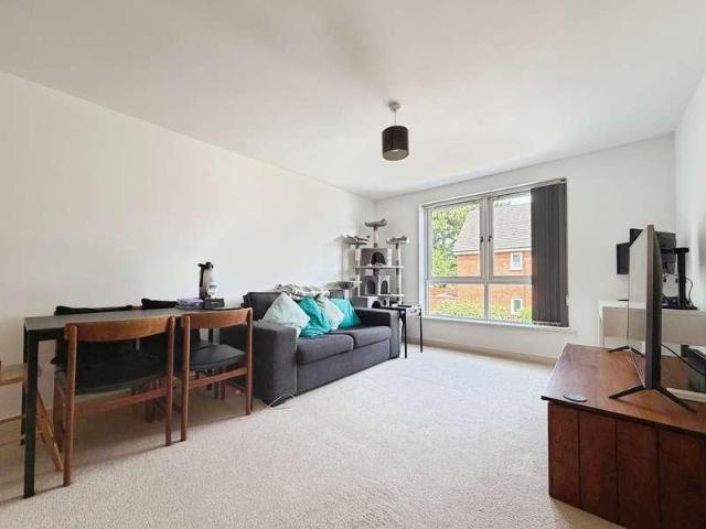 Flat for sale in Easthampstead, Bracknell