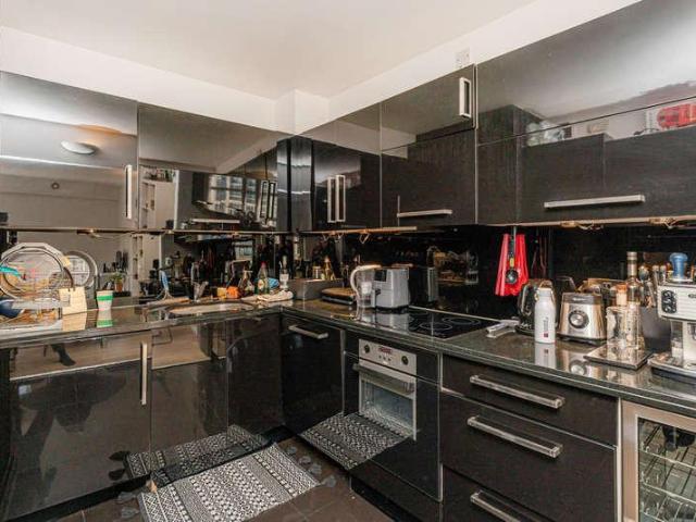 Flat for sale in Canary Wharf, Greater London