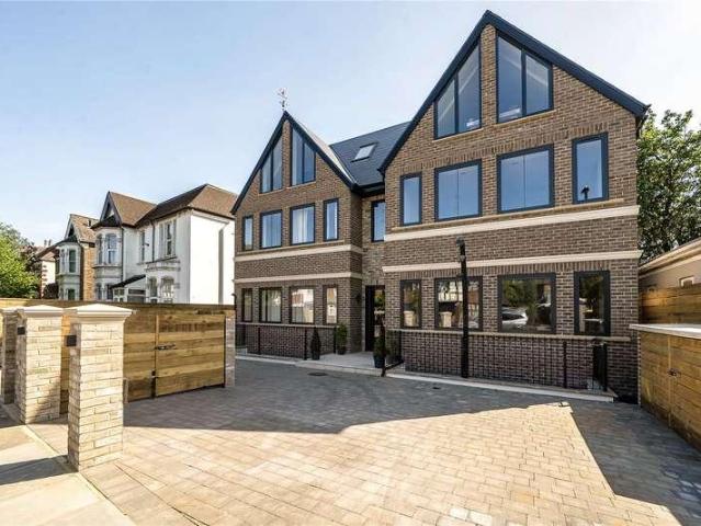 Flat for sale in London Borough of Ealing, Greater London