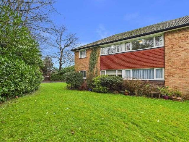 Flat for sale in Caterham on the Hill, Hillview