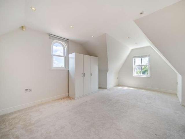 Flat for sale in Kingston Vale, Greater London