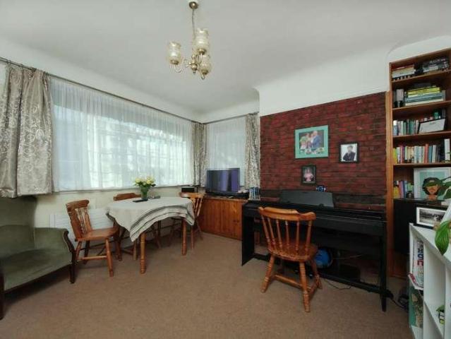 Flat for sale in London Borough of Ealing, Perivale