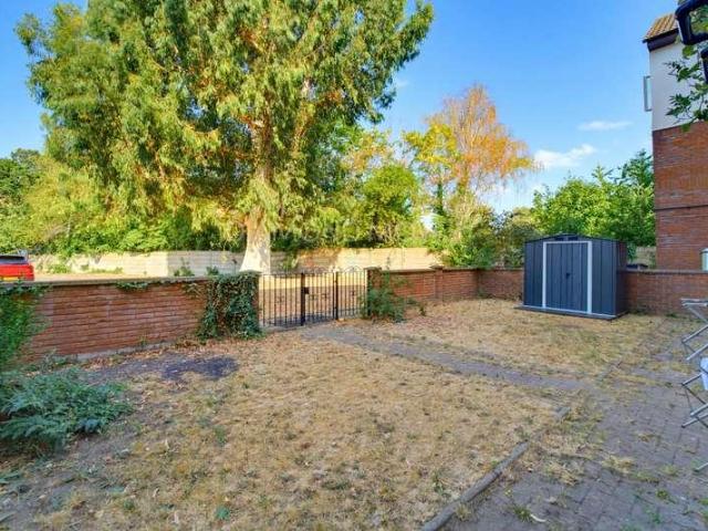 Flat for sale in London Borough of Hounslow, Greater London