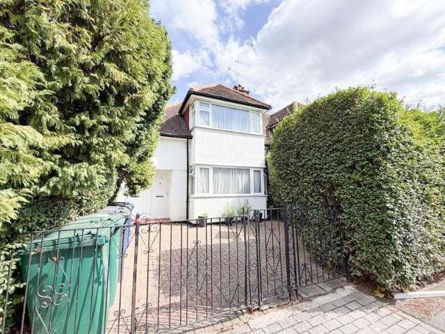 Flat for sale in Golders Green, Greater London