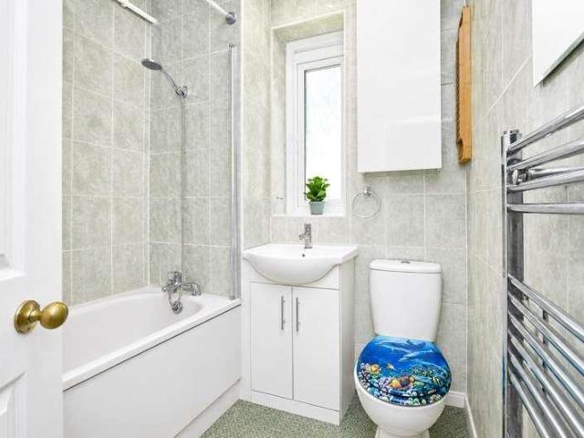Flat for sale in Finchley, Greater London