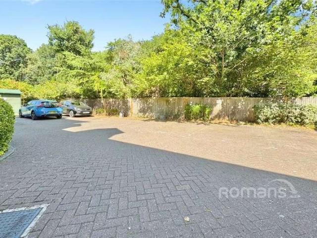 Flat for sale in Little Sandhurst