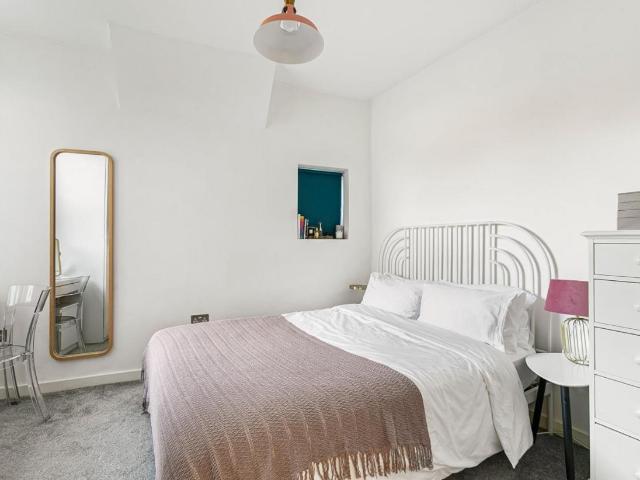 Flat for sale in E16, London