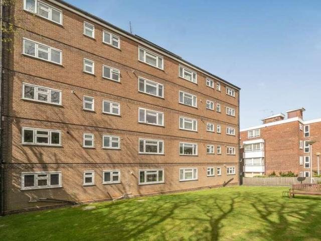 Flat for sale in Woodford Green, Greater London