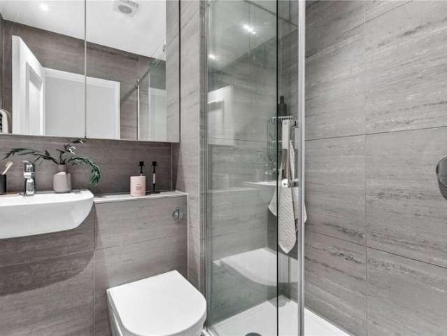 Flat for sale in Balham, Greater London