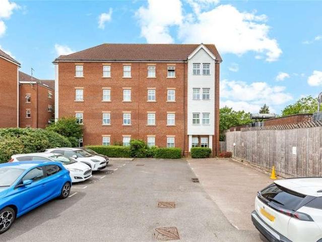 Flat for sale in Lee Chapel, Essex