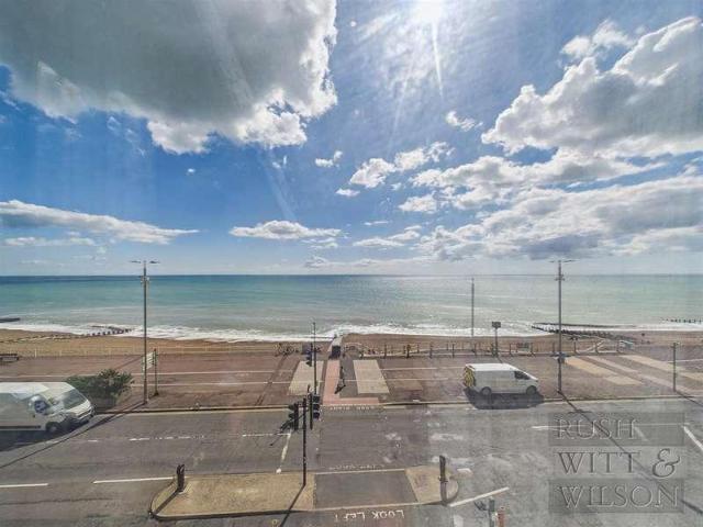 Flat for sale in Bohemia, Guestling Green