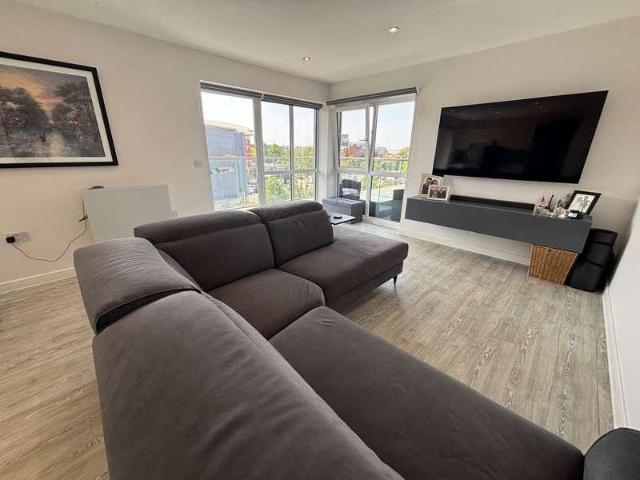 Flat for sale in Elstree and Borehamwood, Borehamwood