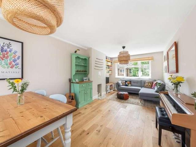 Flat for sale in London Borough of Lewisham, Bell Green