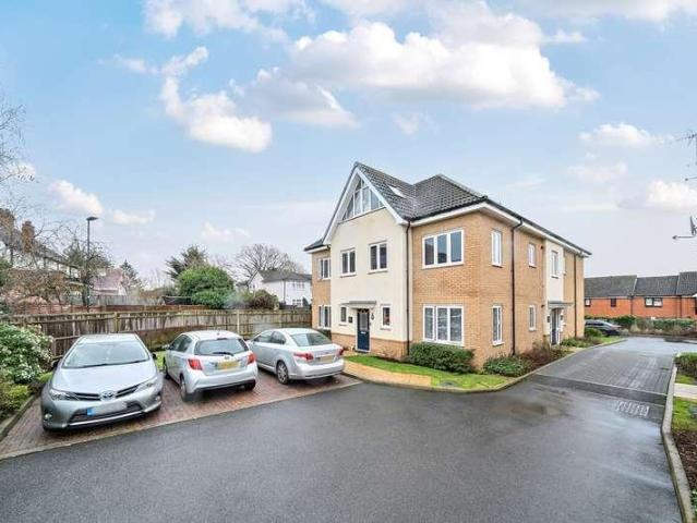 Flat for sale in Lane, Greater London
