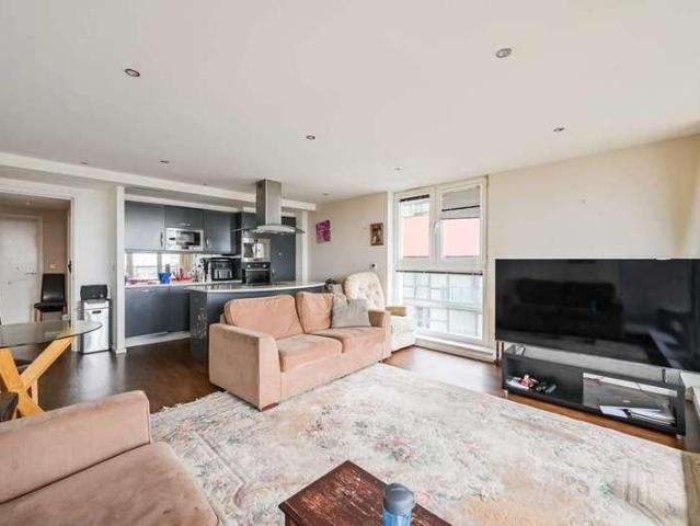 Flat for sale in E16, London