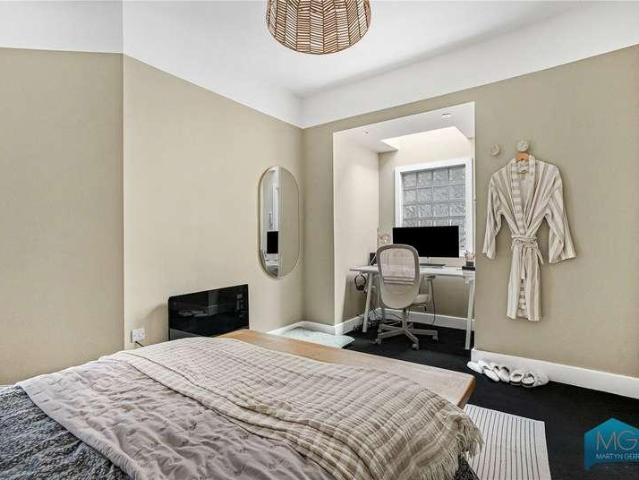 Flat for sale in Crouch End, Greater London
