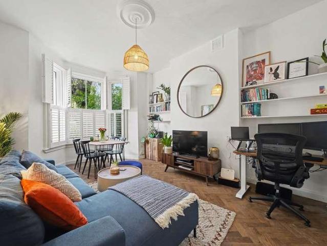 Flat for sale in Finsbury Park, Greater London