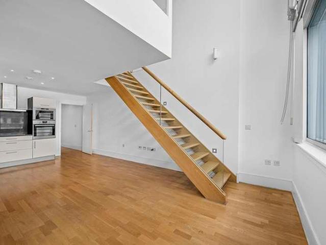Flat for sale in Finsbury Park, Greater London