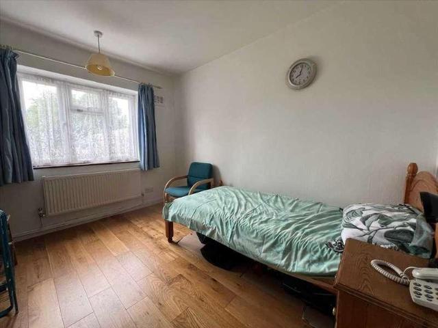 Flat for sale in Queensbury, Greater London