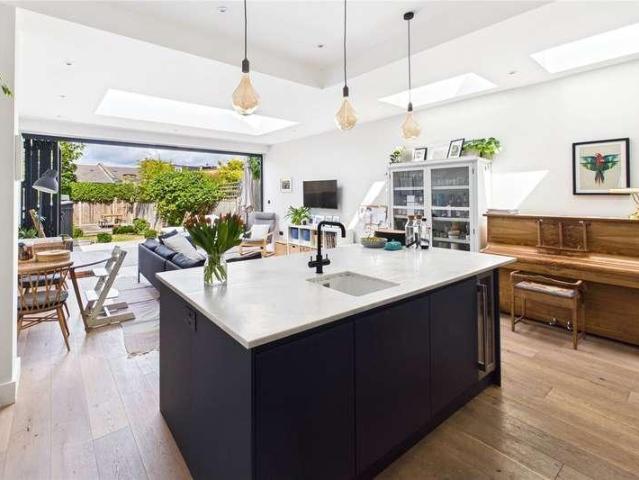 Flat for sale in Herne Hill, Greater London