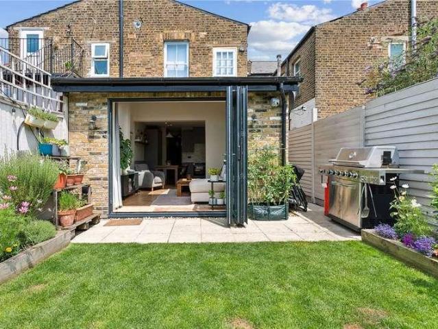 Flat for sale in Summerstown, Greater London